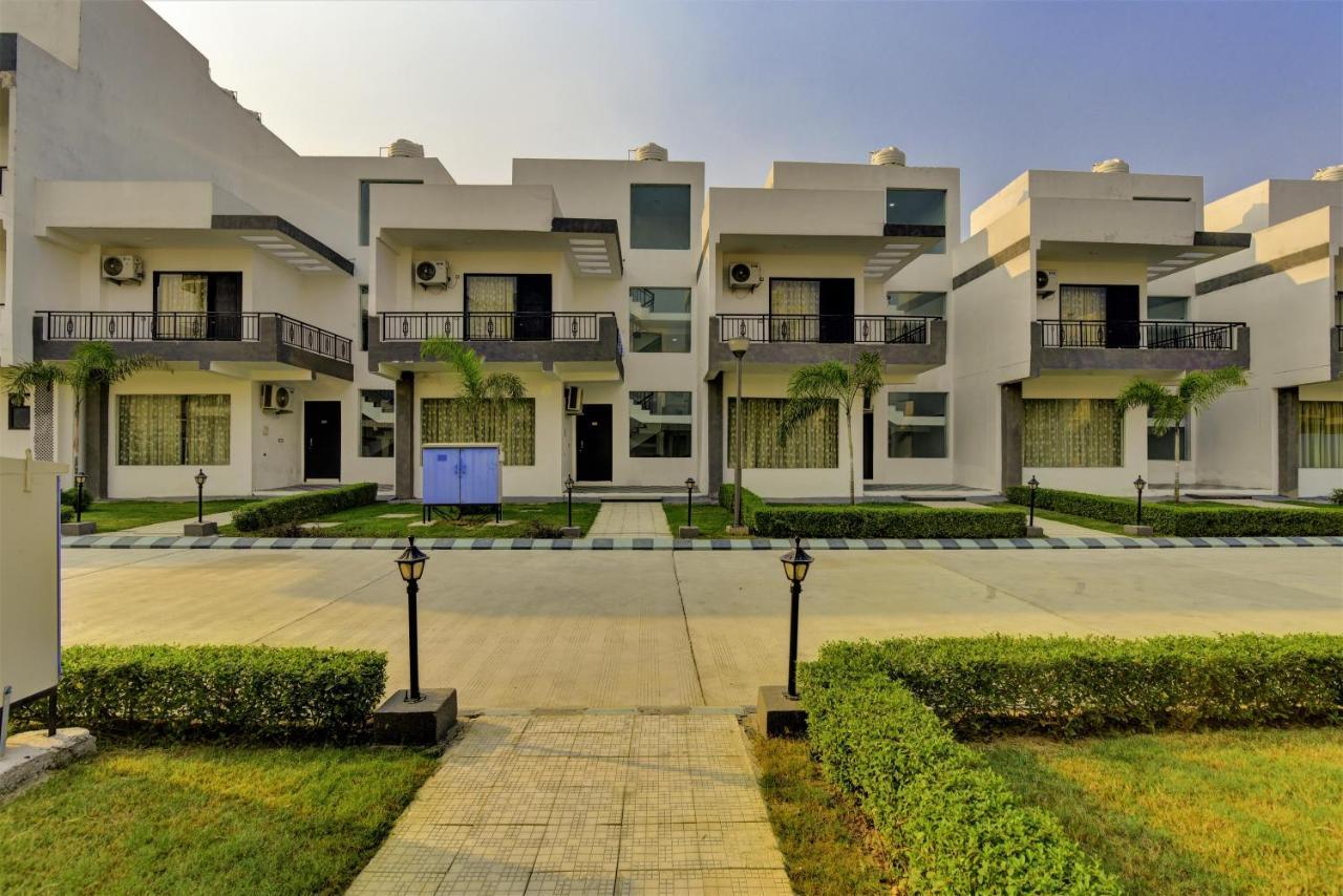 Country Inn Hotels & Resorts Vrindāvan מראה חיצוני תמונה